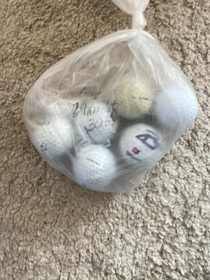 Påse med blandade golfbollar - En plastpåse fylld med flera vita golfbollar av olika märken och modeller. Perfekt för dig som vill fylla på golfutrustningen med extra bollar till träning eller spel. Säljes i en genomskinlig plastpåse.
