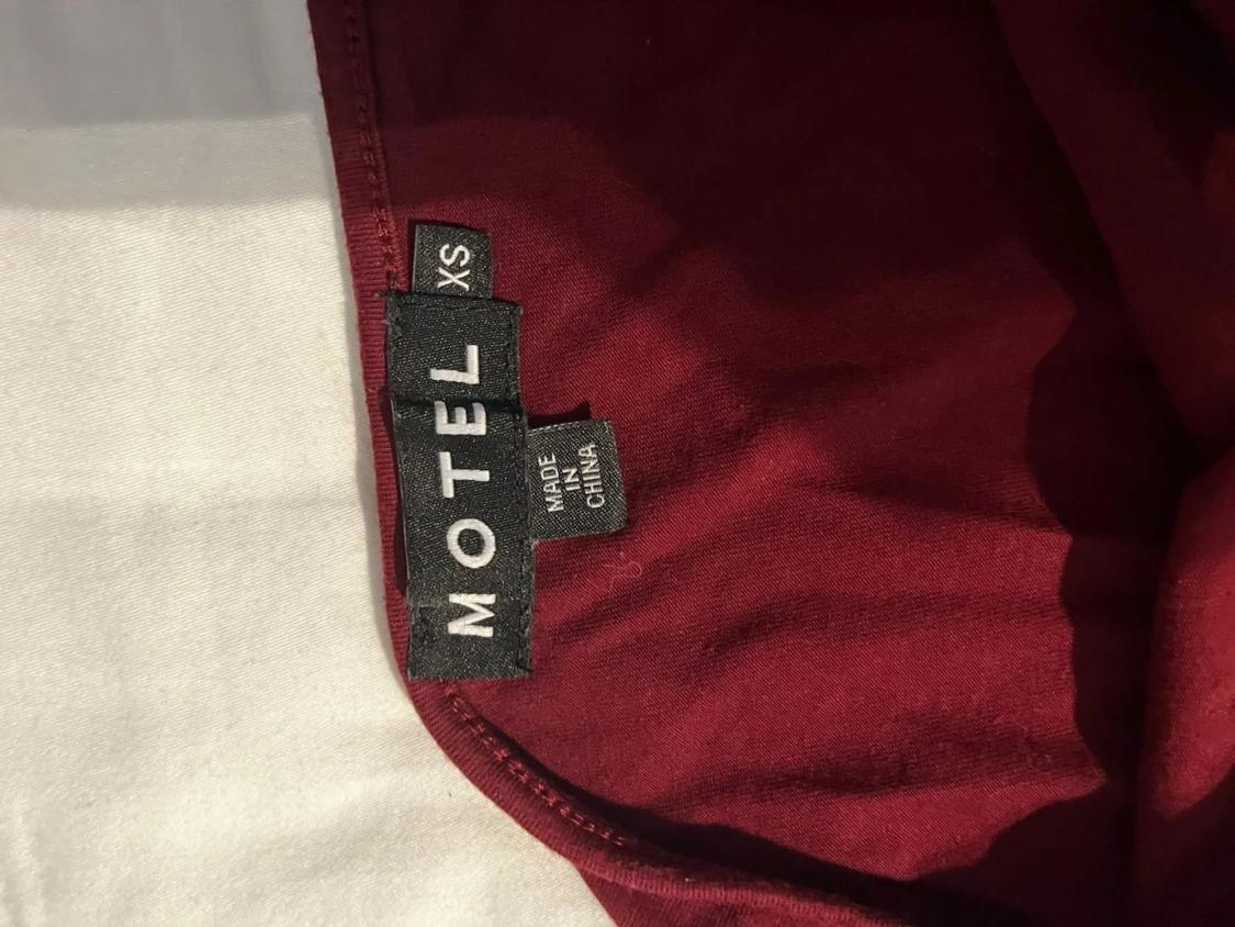 Vinröd långärmad topp från Motel - 1