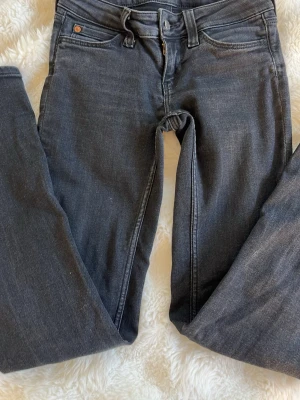 Svarta jeans från Weekday  - Svarta low waist bootcut jeans ifrån Weekday. Jeansen är i storlek 26/32. 