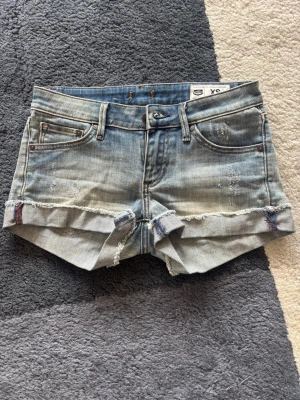 Ljusblå Crocker shorts - Ljusblåa jättefina LågmidjadeCrocker shorts😍storlek xs, midjemått:33 cm rakt över, längd som är mätt i ytterkant: 23 cm😍