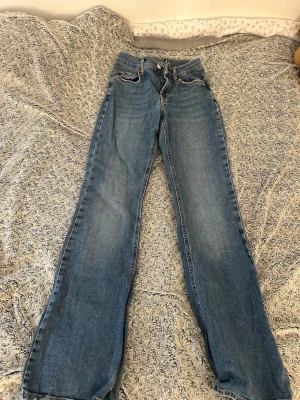 Jeans - Lågmidjade jeans från Gina