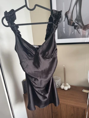 Adoore klänning - Såå fin svart klänning i satin, i nyskick🥰