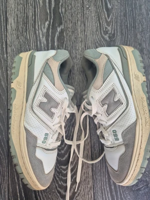 New balance skor - Säljer ett par använda New Balance skor, dom är nytvättade och fortfarande i bra skick, dock lite skavanker i hällarna❣️