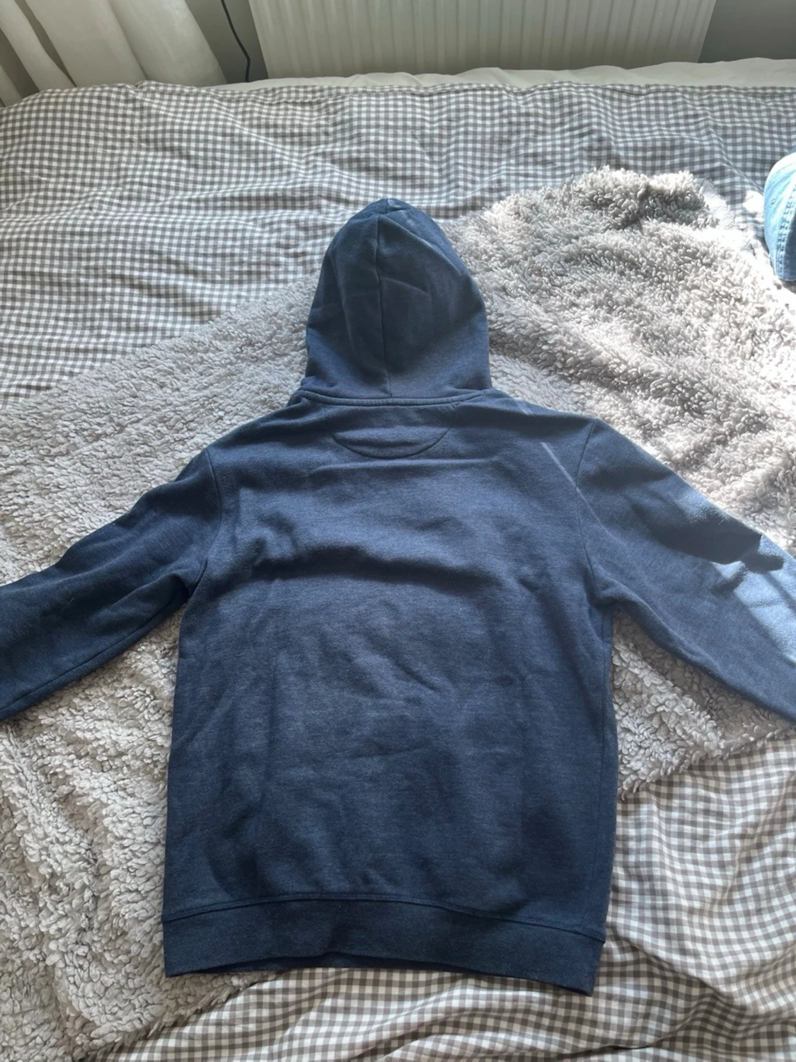 Blå hoodie med ficka och dragsko - 1