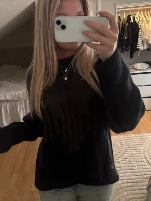 Unik stickad tröja - Säljer denna grå och svarta stickade tröja ifrån märket Kay/day! Köpt för 800kr. Aldrig använd och prislappen är kvar
