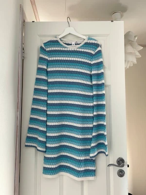 Stickad klänning  - Stickad klänning, köpt på vero Moda. Endast testad🌸