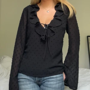 Svart blus - Prickig blus från NA-KD, storlek 32 men sitter mer som 34/xs 💗 Sparsamt använd 💗