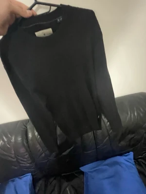 Svart stickad tröja Jack & Jones - Säljer en svart stickad tröja från Jack & Jones Premium. Tröjan har rund halsringning, långa ärmar och ribbade muddar vid ärmslut och nederkant. Perfekt basplagg för lager på lager och enkel att matcha med olika stilar.