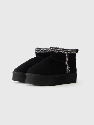 Supermysiga och varma boots i Ugg-stil!  - Säljer dessa superfina och varma boots då de tyvärr är lite för stora för mig! 🤍De har en snygg plattformsula, mysigt foder och en jättefin mönstrad kant upptill. Helt perfekta för höst och vinter! ❄️☃️☕️🎄