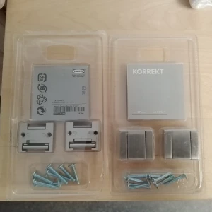 IKEA KORREKT monteringsbeslag / 2 st för 15 kr - Säljer ett set med IKEA KORREKT monteringsbeslag i metall, inklusive skruvar. Perfekt för att montera hyllor eller skåp. Beslagen är silverfärgade och kommer i originalförpackning.
