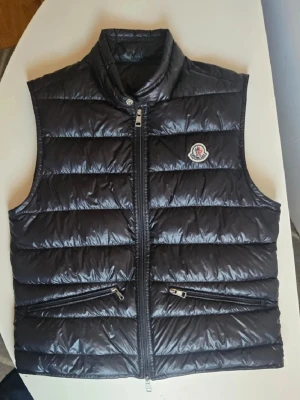 Svart moncler gui storlek 2 - Snygg svart orginal väst från moncler som inte kommer till användning. 