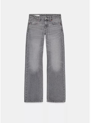 Low waist Zara jeans - Snygga grå jeans med rak passform och klassisk femficksdesign. Jeansen har en tvättad look som ger en vintage vibe och är tillverkade i denim. Perfekta för dig som gillar en avslappnad men trendig stil.