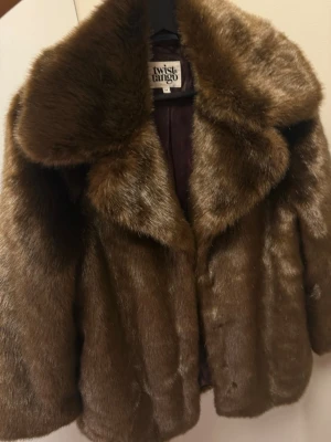 Brun fusk pälsjacka från Twist & Tango - Snygg fuskpäls från Twist & Tango, skulle säga att den är lite oversized. Jättemysig och perfekt till höst/vinter🥰