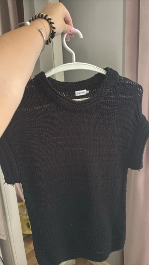 Svart stickad t-shirt  - Säljer en svart stickad t-shirt från Filippa K i storlek xs