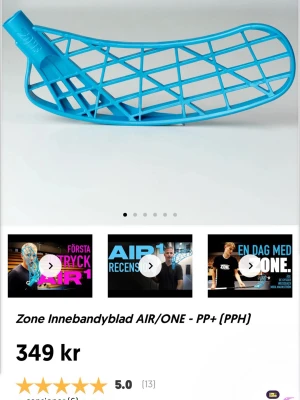 Blått innebandyblad Zone AIR/ONE - Säljer tre blåa innebandyblad från Zone, modell AIR/ONE. Bladet är tillverkat i plast och har ett öppet rutmönster för lätt vikt och bra bollkontroll. Perfekt för dig som vill ha ett snabbt och smidigt blad till innebandyklubban. Två stycken helt oanvända och en använd under två träningar, säljer då jag inte längre använder märket zone men otroligt bra blad. Nypris 349 kr st, mitt pris 500kr för alla tre. Pris går att diskutera🌸