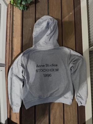 *ÄKTA* Acne Studios hoodie - Acne Studios 1996 Stockholm logotyp hoodie | Super bekväm bomullslogotyp hoodie | Storlek XS, passar oversized | Mycket fin baggy passform | Använd ett fåtal gånger, inga hål, fläckar eller något | Vid fler frågor/bilder är det bara och höra av sig