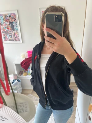 Röd och svart Polo Ralph Lauren tröja - En röd och svart zip up från Polo Ralph Lauren. Dragkedjan är dessvärre trasig, annars är tröjan i mycket bra skick. Säljer då den inte passar min stil. I storlek Large. Jag är vanligtvis xs/s för referens.