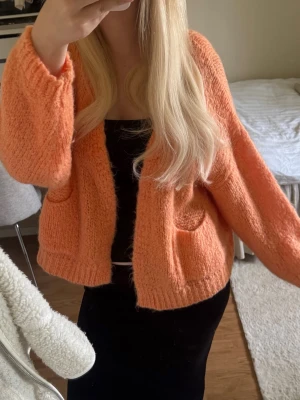 Korall färgad stickad kofta mohair blandning  - Korall/orange färgad stickad kofta i mohair mix i storlek S/M🧡