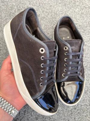 Lanvin uk7 mörkblå - Säljer nu dessa stört snygga mörkblåa lanvins! Lite blekta. Size uk7 som motsvarar 41-42! Innersula 27,5cm | skick 8,5+/10 riktigt fina, liten defekt på ena cap toe | nypris 5000kr. | box+ dustbag+ extrasnören ingår| hör av dig vid frågor eller funderingar 💯 