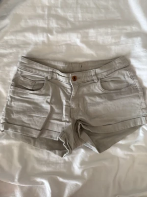 Jeansshorts  - Dessa ljusgrå Lågmidjade jeansshortsen har inte kommit till användning! De saknar lapp då de är använda men utan defekter🩵Fråga vid mått av storlek!