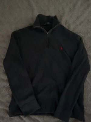 Zip från Ralph lauren - Sjukt snygg zip från Ralph lauren enda felet är dragkedjan annars i riktigt bra skick.