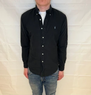 Polo Ralph Lauren Slim Fit Shirt - Svart begagnad skjorta i slim fit av 100% bomull.