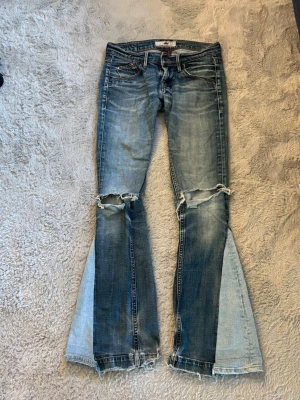 Blå vintage jeans - Såå snygga, omsydda (bra sytt inget som kommer släppa)  Lite sönder längst ner inget märkvärdigt Hör av er vid frågor ❤️