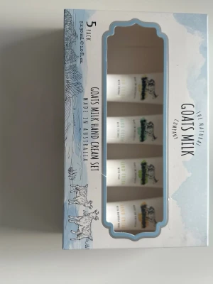 Goats Milk handkräm set 5-pack. 4 av 5 - Säljer ett set med 4 handkrämer från Goats Milk Company. Varje tub innehåller 30 ml och är berikad med getmjölk, jojoba och kokosolja. Förpackningen är ljusblå och vit med illustrationer av getter och natur. Perfekt för återfuktade händer.