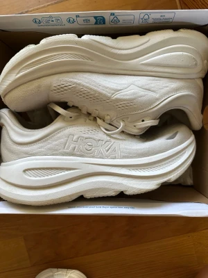Vita Hokas - Säljer ett par helvita Hoka sneakers pga för små. Har använts ett få par gånger men fortfarande väldigt bra skick.