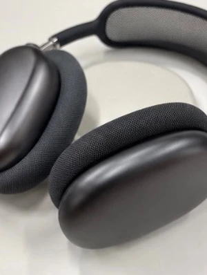 Svarta over-ear hörlurar i metall - Stilrena svarta over-ear hörlurar med mjuka öronkuddar i tyg och kåpor i metall. Bågen har en vadderad insida för extra komfort. Perfekta för musik, gaming eller film och ger ett modernt intryck.