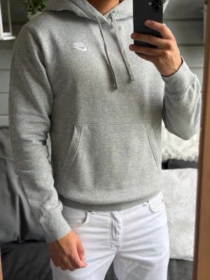Hoodie Nike - Säljer denna sköna Nike hoodien i storlek XS. Passar dig mellan 170-180 cm. Sitter som S. Inga defekter alls! Bara att kontakta vid funderingar!🌟