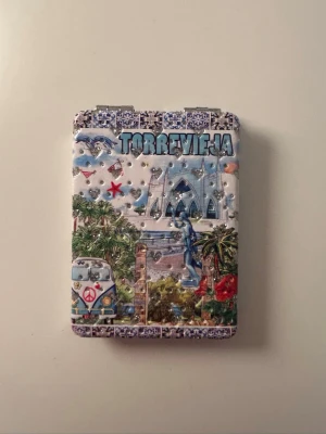 Liten spegel med Torrevieja motiv  - En färgglad och dekorativ liten spegel med motiv från Torrevieja. Har aldrig kommit till användning och är ny. 