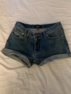 Blå denimshorts från A.P.C. - Snygga blå lågmidjade jeanshorts från A.P.C. tyvärr kommer dem inte till använder pga för liten storlek!