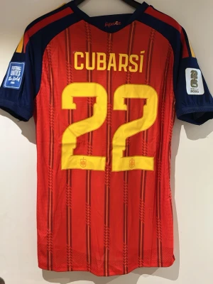 Spanien Vm 2026 Cubarsi - En Spanien tröja Vm 2026 Cubarsi spelar version, storlek L helt ny