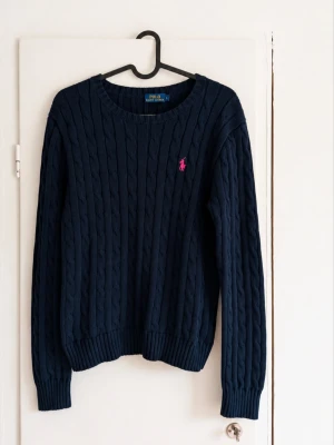 Stickad Ralph Lauren tröja - Tjena, jag säljer en riktigt snygg Stickad Ralph Lauren tröja😁 Obs! Storlek L men passar mer xs/s! Den är i mycket bra skick och har inga fläckar eller skador☺️ Den är självklart äkta✅ Skicka om du har några frågor och kolla in min profil för andra billiga märkeskläder😄👍 