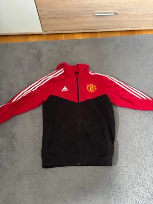 Manchester United zip hoodie - United ziphoodie, Vid funderingar eller frågor är det bara att höra av sig!