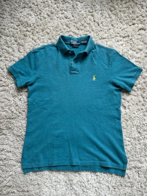 Ljusblå Ralph Lauren piké - Ljusblå Ralph Lauren piké i nyskick. Storlek S. Hör av er vid frågor eller vid förhandling!