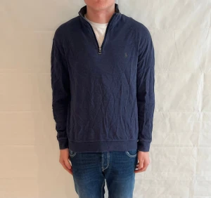 Polo Ralph Lauren Half Zip Blue - Blå herrtröja i bomull med halv dragkedja. Begagnad i mycket gott skick.