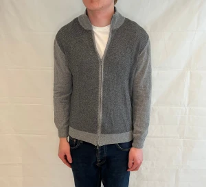 Boggi Milano cashmere blend cardigan grey - Grå cardigan i cashmereblandning, pre-owned i mycket bra skick.