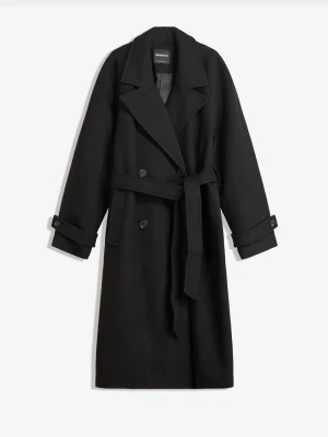 Svart lång kappa från Bershka  - Säljer min fina svarta långa kappa från Bershka, då den inte kommer till användning. Perfekt till hösten. Knappast använd så därför priset då den är köpt för 800kr. 