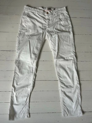Vita Morris chinos herr, 31/32 - Vita chinos från Morris. Nypris 1699. Endast använda 5-6 ggr, nyskick. Storlek 31/32 men funkar också på 30/32. Slim fit. 