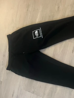 The North Face mjukisbyxor - Väldigt bra sick änvända några få gånger💗
