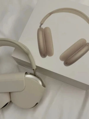 Starlight AirPods Max  - Är använda men är i bra skick, djudet är felfritt. Säljer de pga de inte kommer till användning. Laddare med följer vid köpet. Designen är modern och minimalistisk, perfekt för dig som gillar snygg teknik. Levereras med matchande förvaringsfodral och originalkartong. 