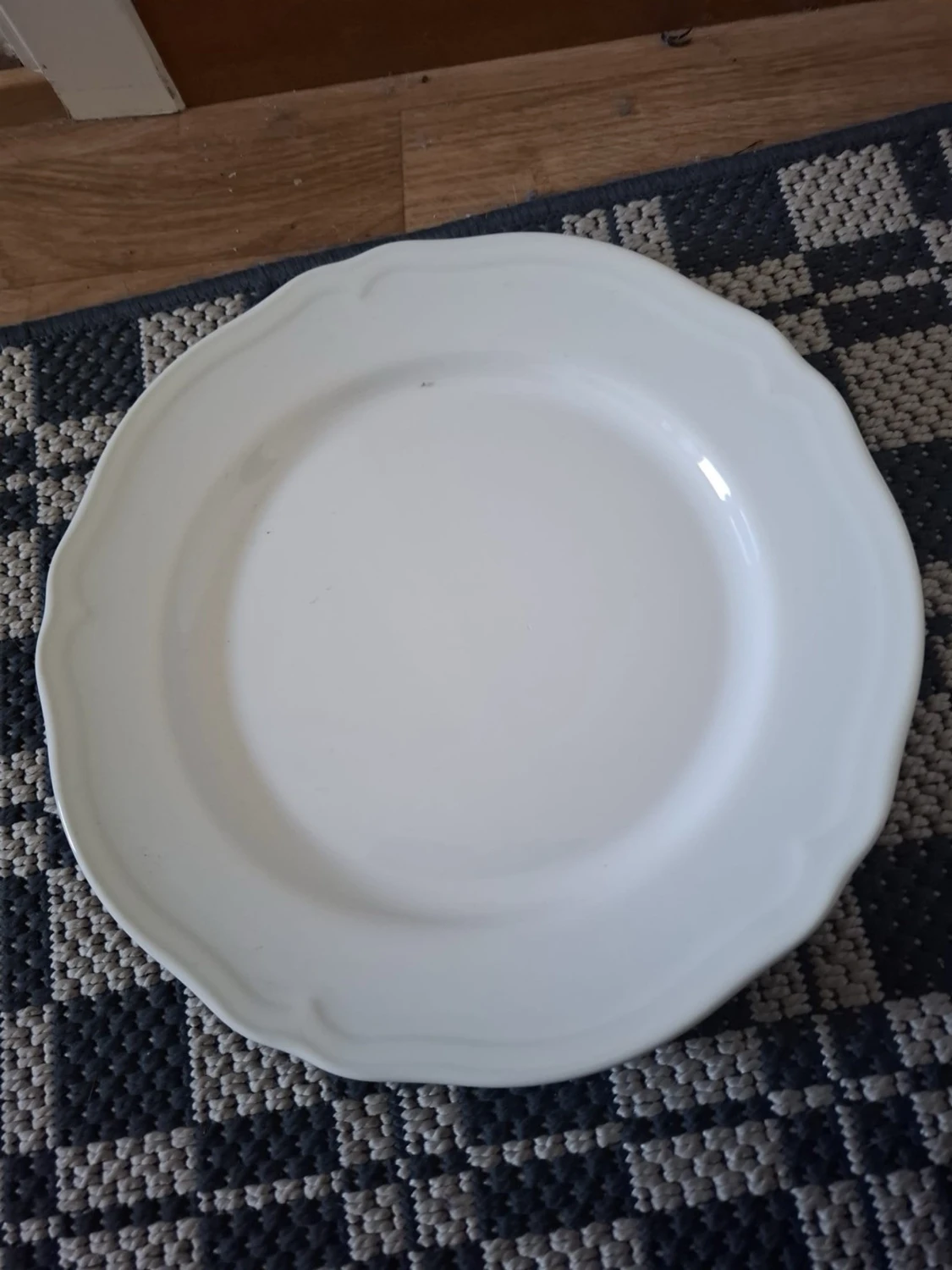 Vita tallrikar med vågig kant - 2