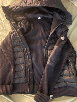 Moncler cardigan - Äkta Moncler cardigan i bra skick, köpte för 11000, priset går diskuteras 