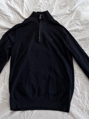 Halfzip tröja - Mörkblå Gant halfzip tröja. Storlek S.