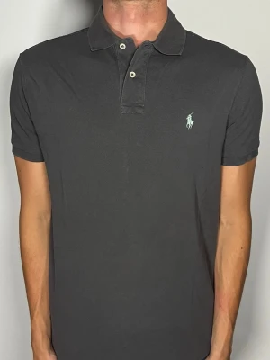 Ralph lauren pike - 👕 Plagg: Piké                                                               📏 Storlek: M                                                               🏷️ Märke/Modell: Ralph Lauren slim Fit                                   ✨ Skick: Fint skick                                                        💬 Vid frågor är det bara att skriva!                                                                                          🛍️ Gramenti