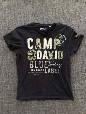 Camp David T-shirt ~ sällsynt  - Camp David T-shirt svart | st M | Snygg T-shirt i svart färg. Sällsynt och eftertraktad vintage modell som produceras ej längre och går knappt att få tag på. Vintage 2000’s modell. Perfekt nu till våren/sommaren 🏄 Kan även gå ner lite i pris vid snabb affär!