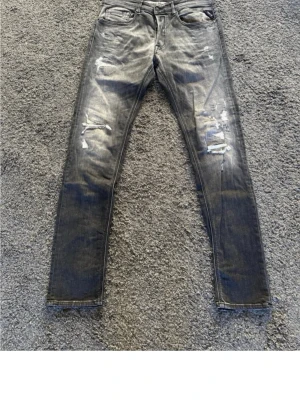 Grå slitna Replay Jeans - ANVÄNDA MAX 2 GÅNGER, köpte fel storlek och är köpta på nätet för 2000kr! St 32/33 och kommer i mjukt material.