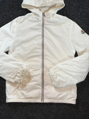 Moncler jacka - Fin Moncler jacka som är storleken 164cm men passar dig som är ungefär 160cm. Det är några små svarta fläckar i bak och på ärmen på jackan. Priset kan diskuteras.
